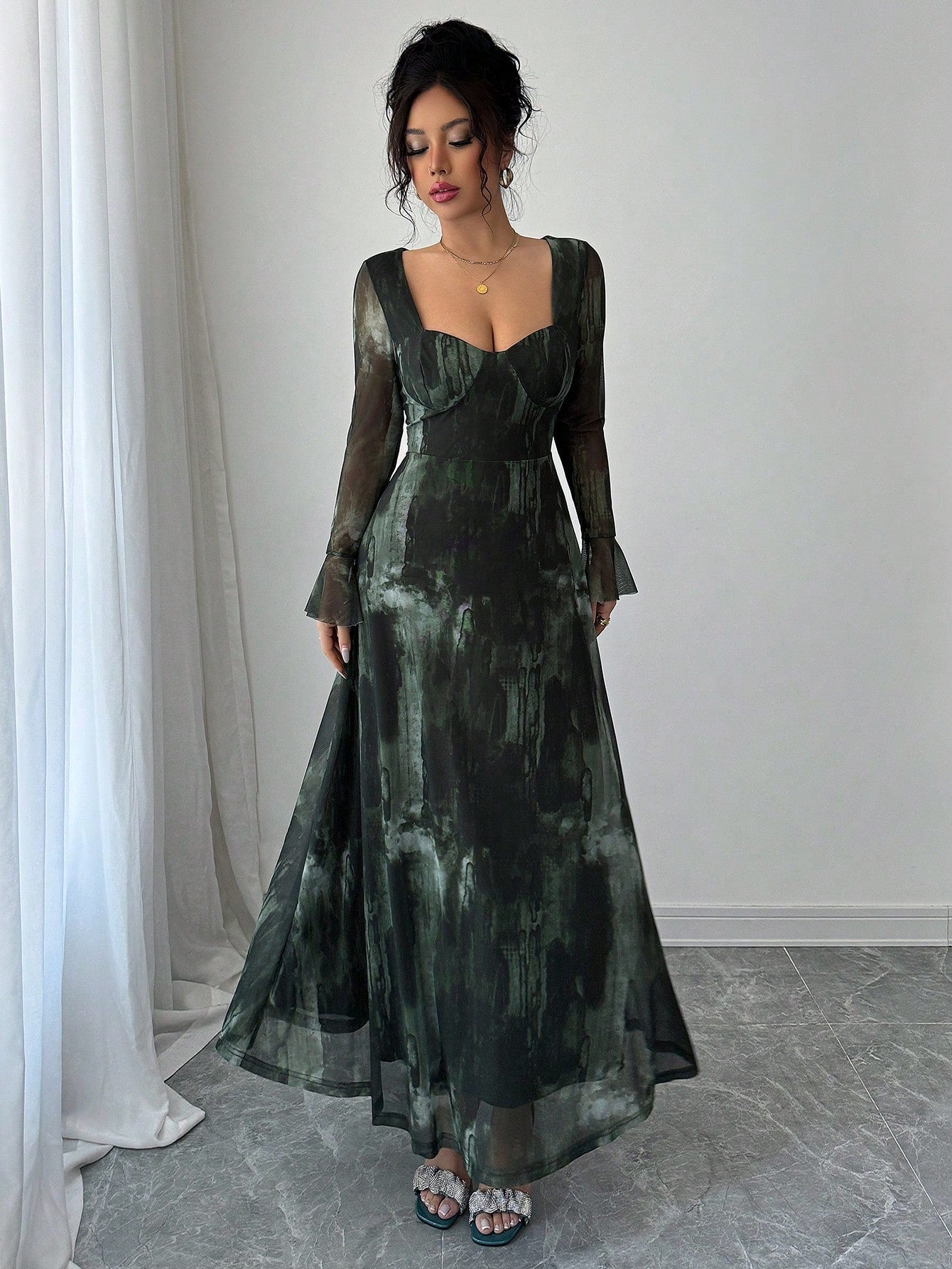 Green Sweetheart Neck Flare Sleeve Maxi Dress